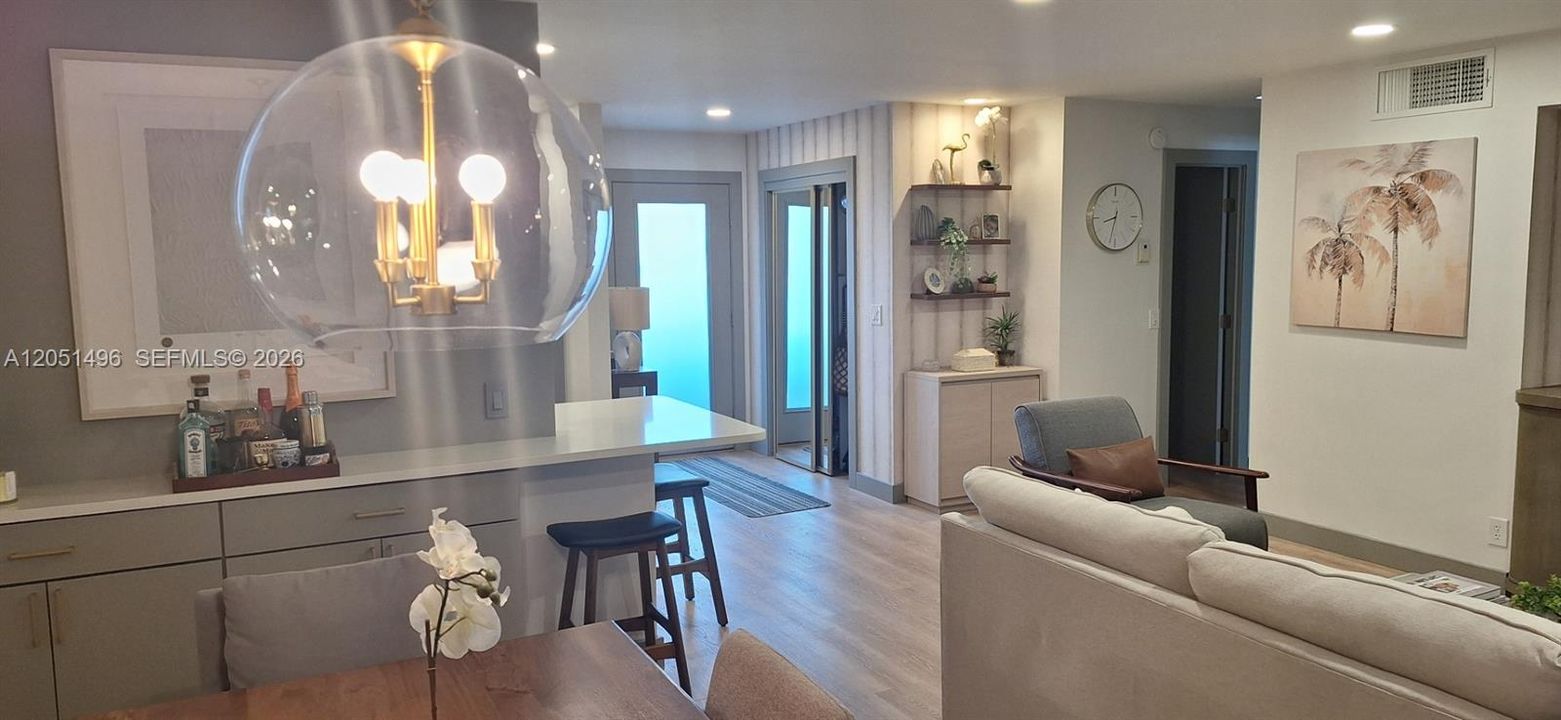 На продажу: $239,900 (2 спален, 2 ванн, 1100 Квадратных фут)