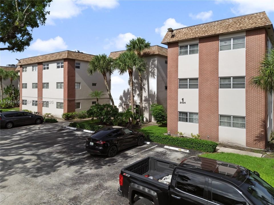 For Rent: $2,100 (2 beds, 2 baths, 912 Square Feet)