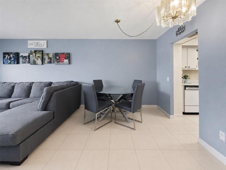 For Rent: $2,100 (2 beds, 2 baths, 912 Square Feet)