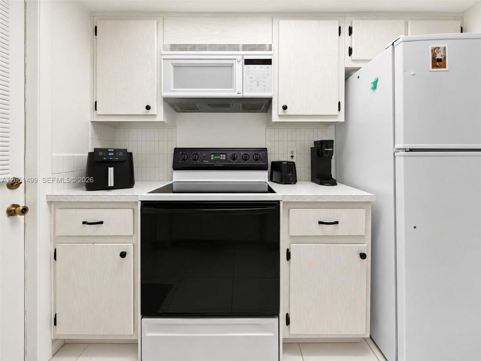 For Rent: $2,100 (2 beds, 2 baths, 912 Square Feet)