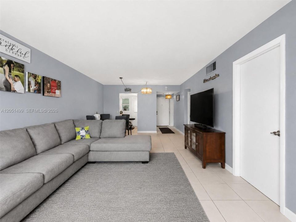 For Rent: $2,100 (2 beds, 2 baths, 912 Square Feet)