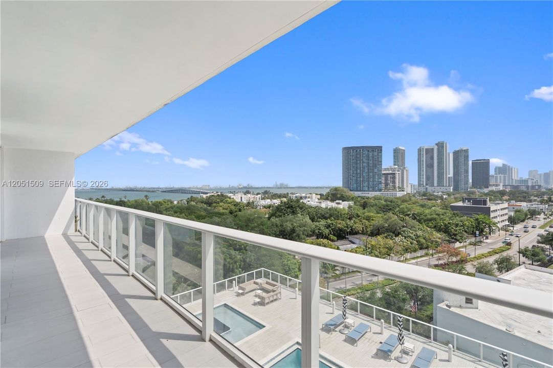 For Sale: $560,000 (2 beds, 2 baths, 951 Square Feet)