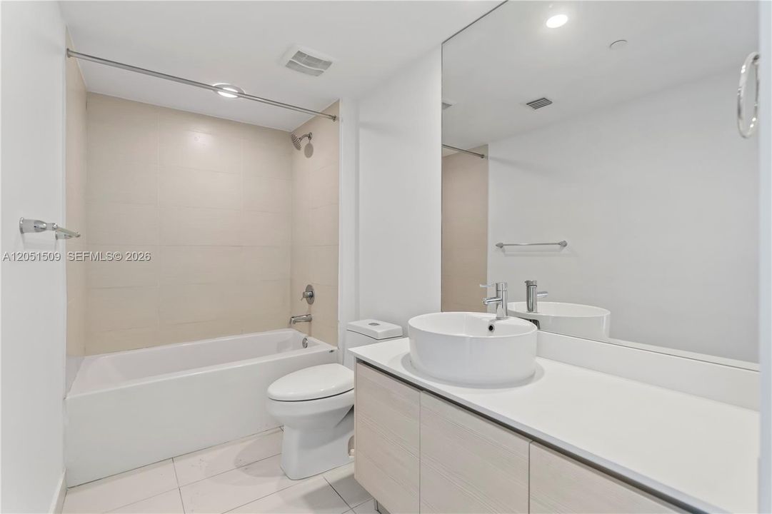For Sale: $560,000 (2 beds, 2 baths, 951 Square Feet)