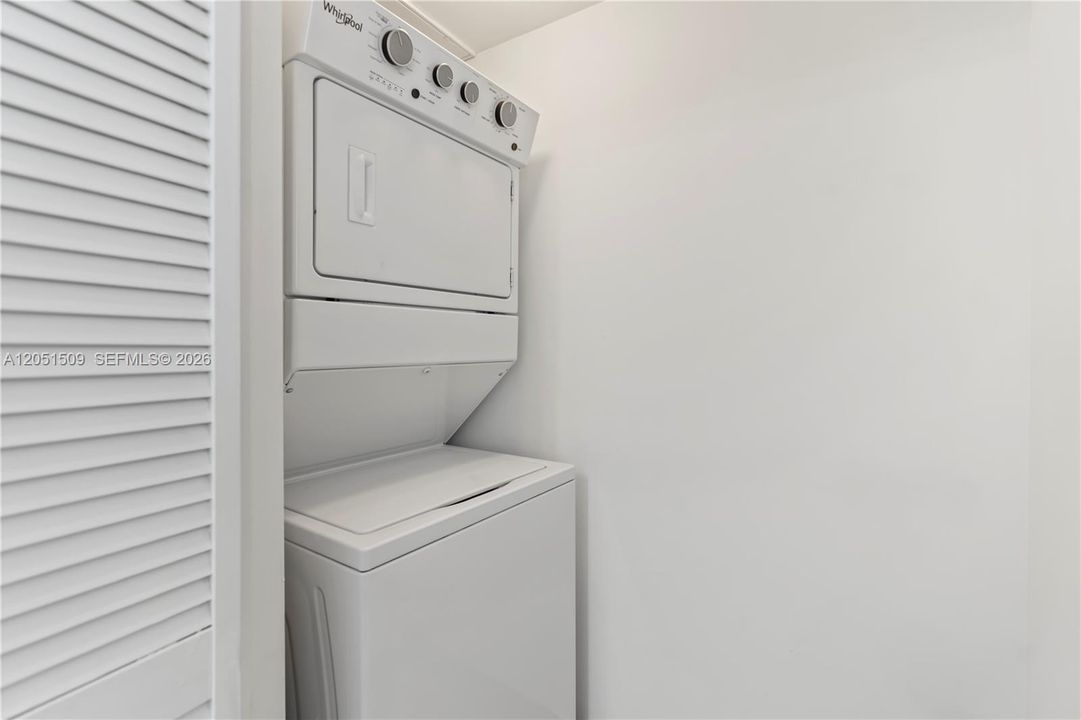 For Sale: $560,000 (2 beds, 2 baths, 951 Square Feet)