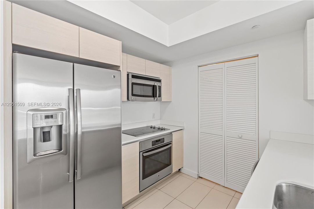 For Sale: $560,000 (2 beds, 2 baths, 951 Square Feet)