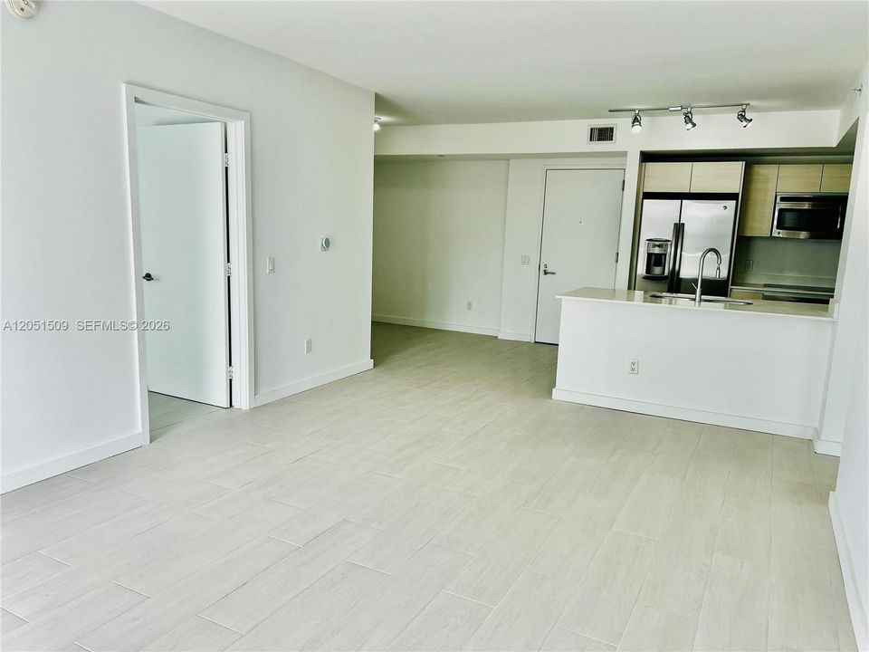 For Sale: $560,000 (2 beds, 2 baths, 951 Square Feet)
