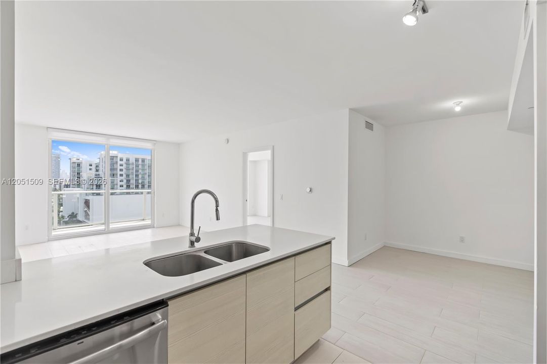 For Sale: $560,000 (2 beds, 2 baths, 951 Square Feet)