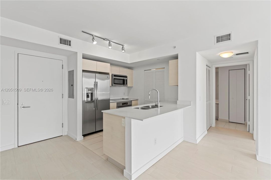 For Sale: $560,000 (2 beds, 2 baths, 951 Square Feet)