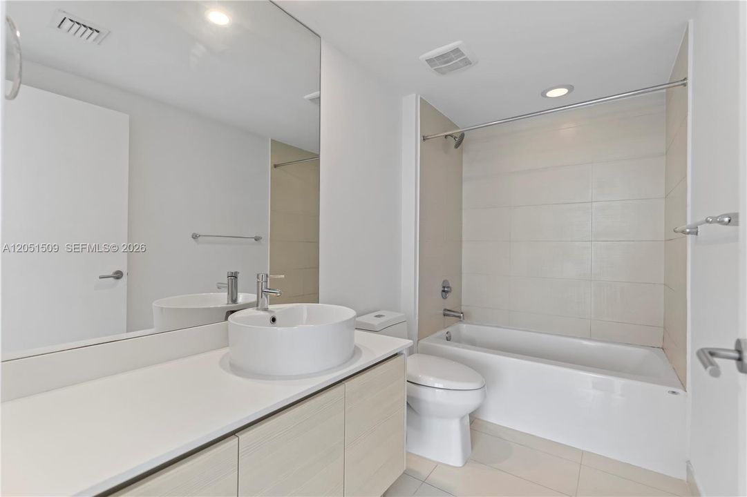 For Sale: $560,000 (2 beds, 2 baths, 951 Square Feet)