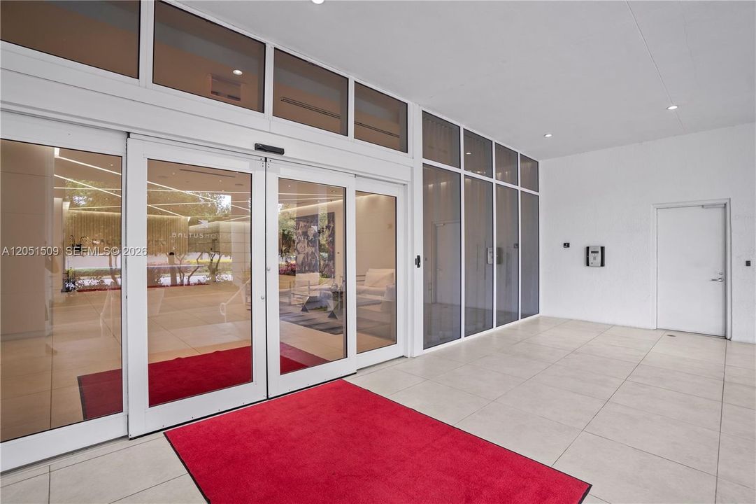 For Sale: $560,000 (2 beds, 2 baths, 951 Square Feet)