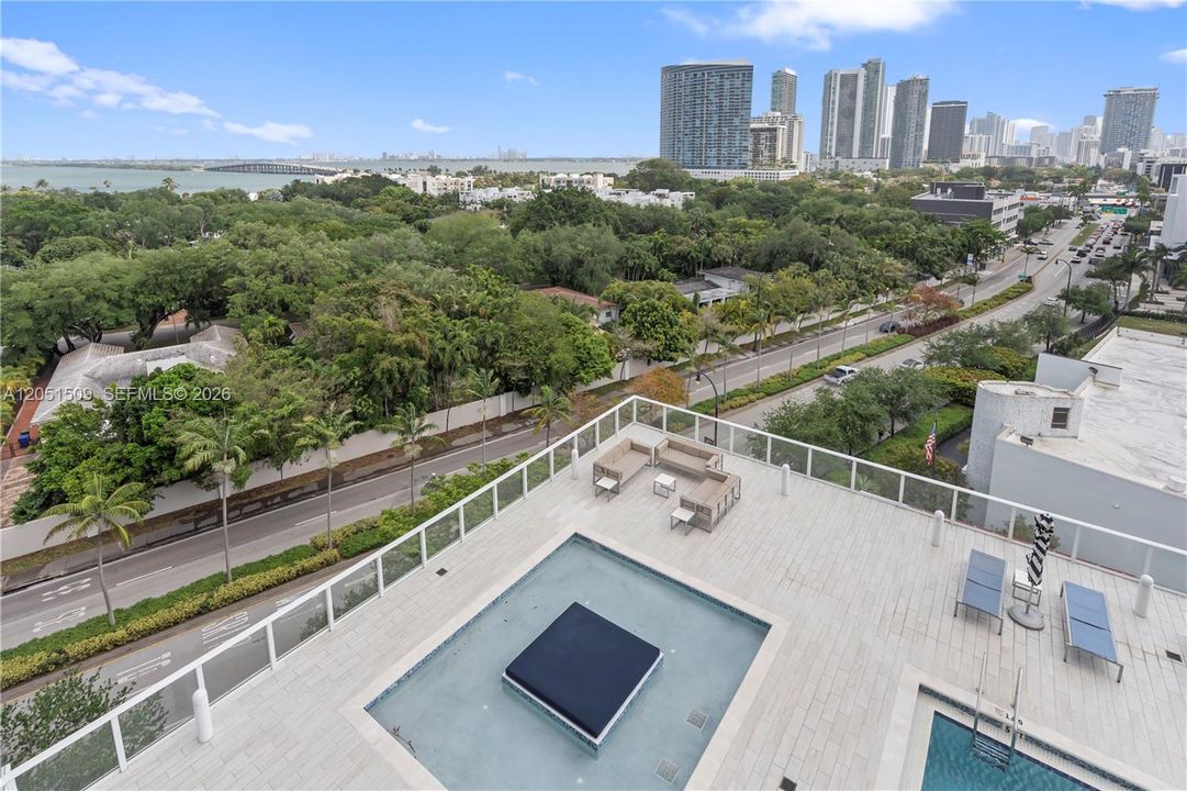 For Sale: $560,000 (2 beds, 2 baths, 951 Square Feet)
