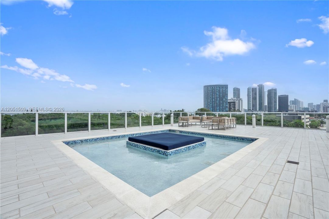 For Sale: $560,000 (2 beds, 2 baths, 951 Square Feet)