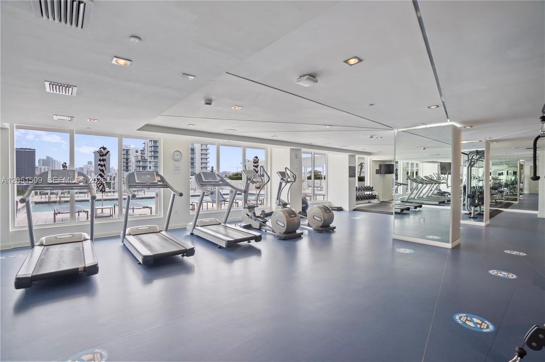 For Sale: $560,000 (2 beds, 2 baths, 951 Square Feet)