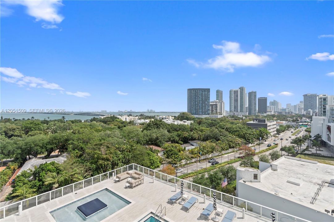 For Sale: $560,000 (2 beds, 2 baths, 951 Square Feet)