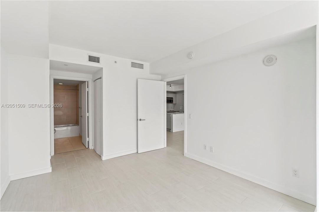 For Sale: $560,000 (2 beds, 2 baths, 951 Square Feet)