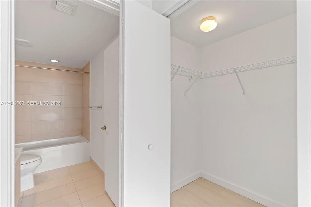 For Sale: $560,000 (2 beds, 2 baths, 951 Square Feet)