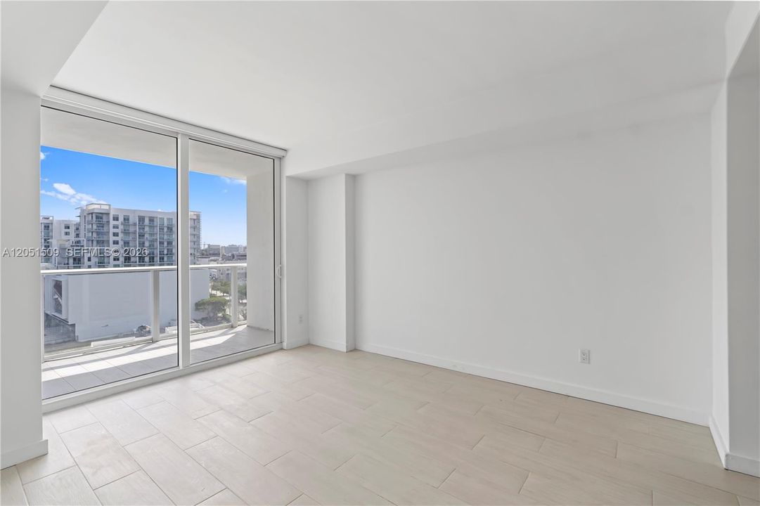 For Sale: $560,000 (2 beds, 2 baths, 951 Square Feet)