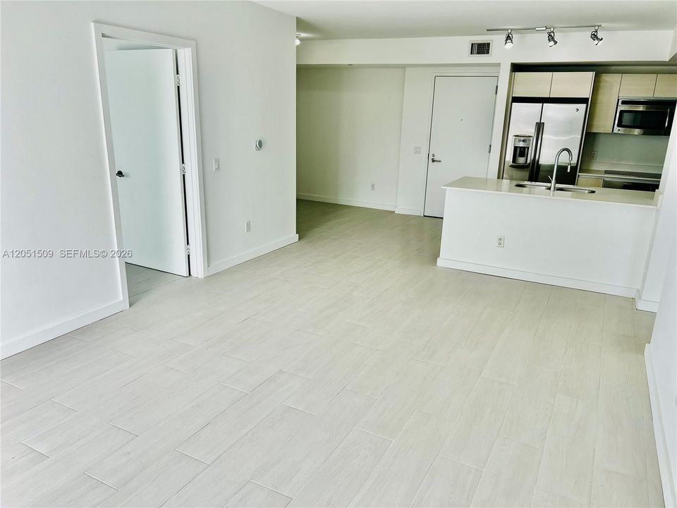 For Sale: $560,000 (2 beds, 2 baths, 951 Square Feet)