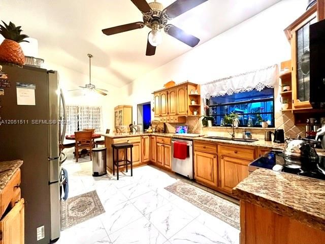 En Venta: $900,000 (4 camas, 2 baños, 2410 Pies cuadrados)