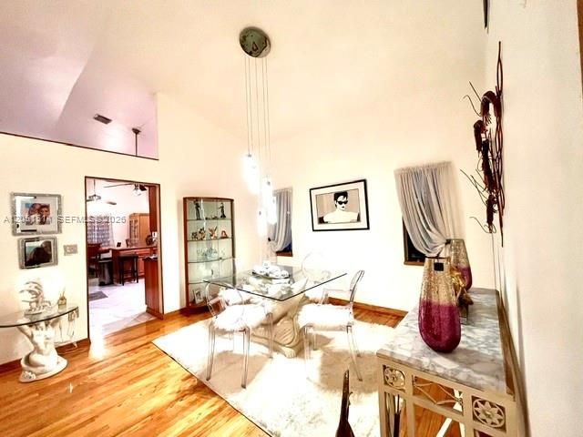 En Venta: $900,000 (4 camas, 2 baños, 2410 Pies cuadrados)