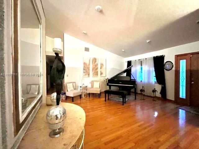 En Venta: $900,000 (4 camas, 2 baños, 2410 Pies cuadrados)