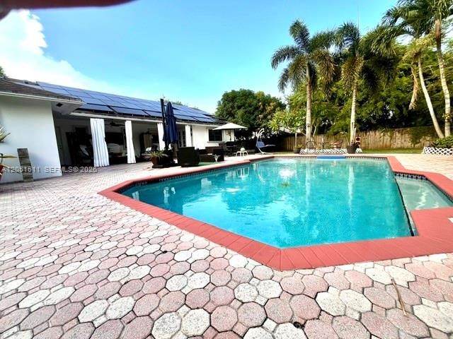En Venta: $900,000 (4 camas, 2 baños, 2410 Pies cuadrados)