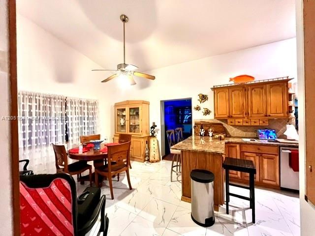 En Venta: $900,000 (4 camas, 2 baños, 2410 Pies cuadrados)