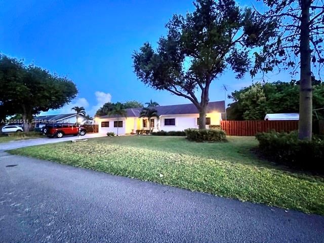 En Venta: $900,000 (4 camas, 2 baños, 2410 Pies cuadrados)