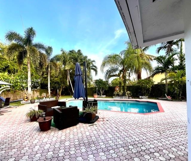 En Venta: $900,000 (4 camas, 2 baños, 2410 Pies cuadrados)
