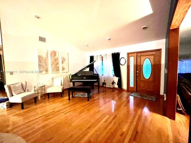 En Venta: $900,000 (4 camas, 2 baños, 2410 Pies cuadrados)