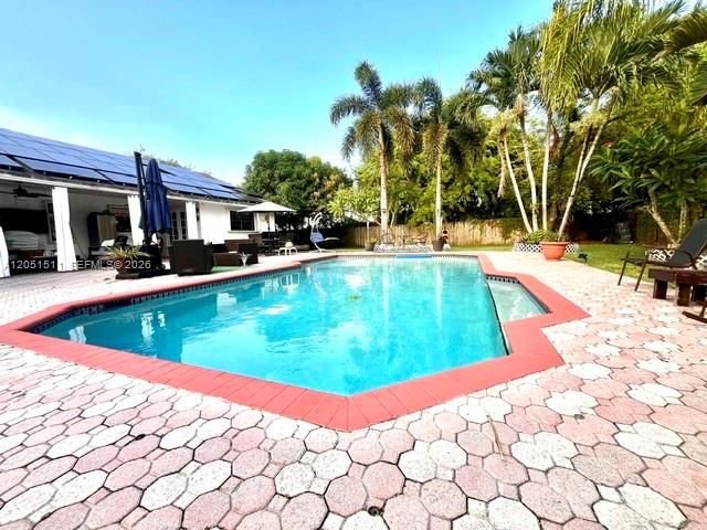 En Venta: $900,000 (4 camas, 2 baños, 2410 Pies cuadrados)