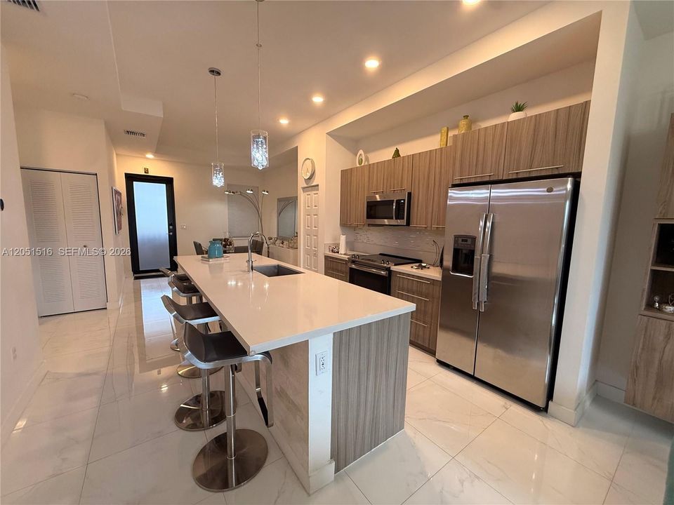 For Rent: $3,150 (2 beds, 2 baths, 964 Square Feet)