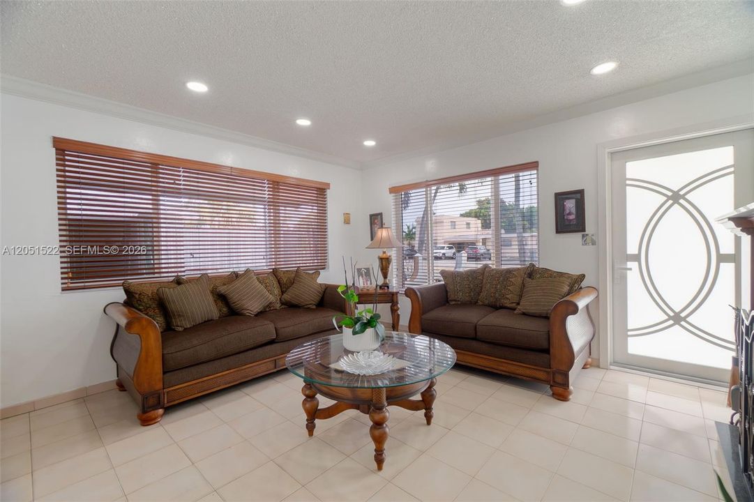 En Venta: $760,000 (4 camas, 2 baños, 1306 Pies cuadrados)