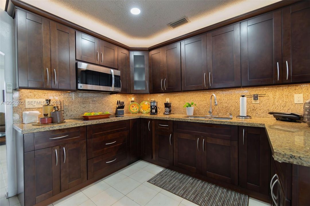En Venta: $760,000 (4 camas, 2 baños, 1306 Pies cuadrados)