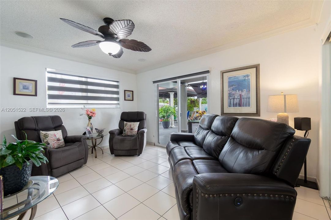 En Venta: $760,000 (4 camas, 2 baños, 1306 Pies cuadrados)