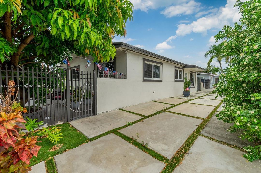 En Venta: $760,000 (4 camas, 2 baños, 1306 Pies cuadrados)