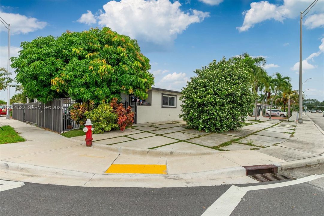 En Venta: $760,000 (4 camas, 2 baños, 1306 Pies cuadrados)