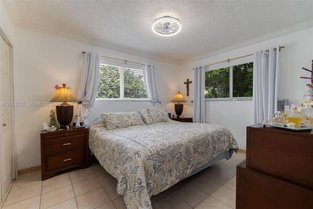 En Venta: $760,000 (4 camas, 2 baños, 1306 Pies cuadrados)