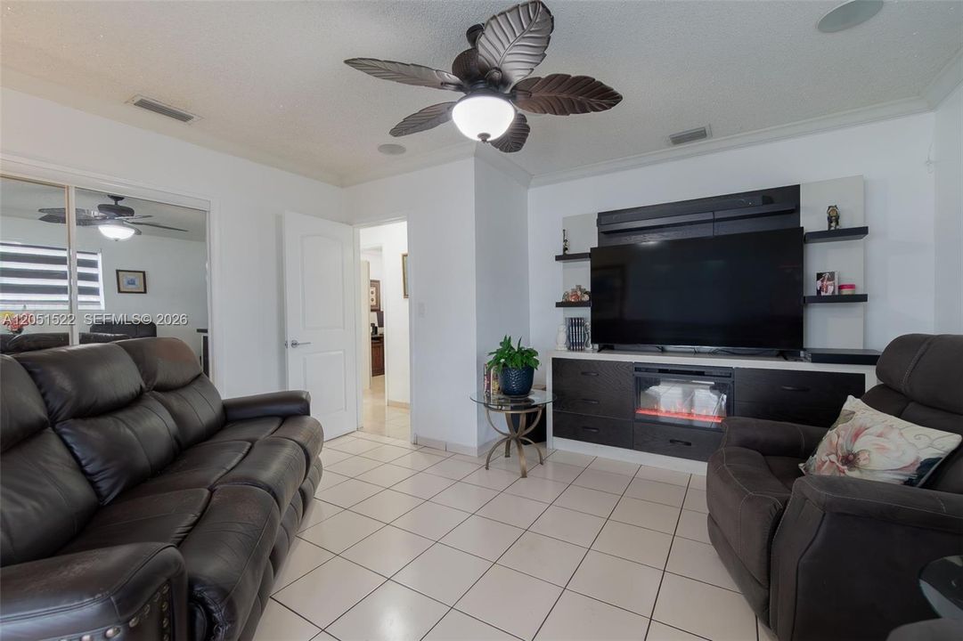 En Venta: $760,000 (4 camas, 2 baños, 1306 Pies cuadrados)