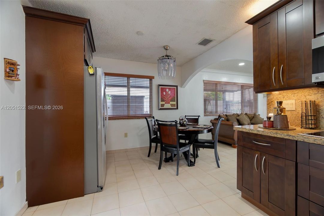 En Venta: $760,000 (4 camas, 2 baños, 1306 Pies cuadrados)