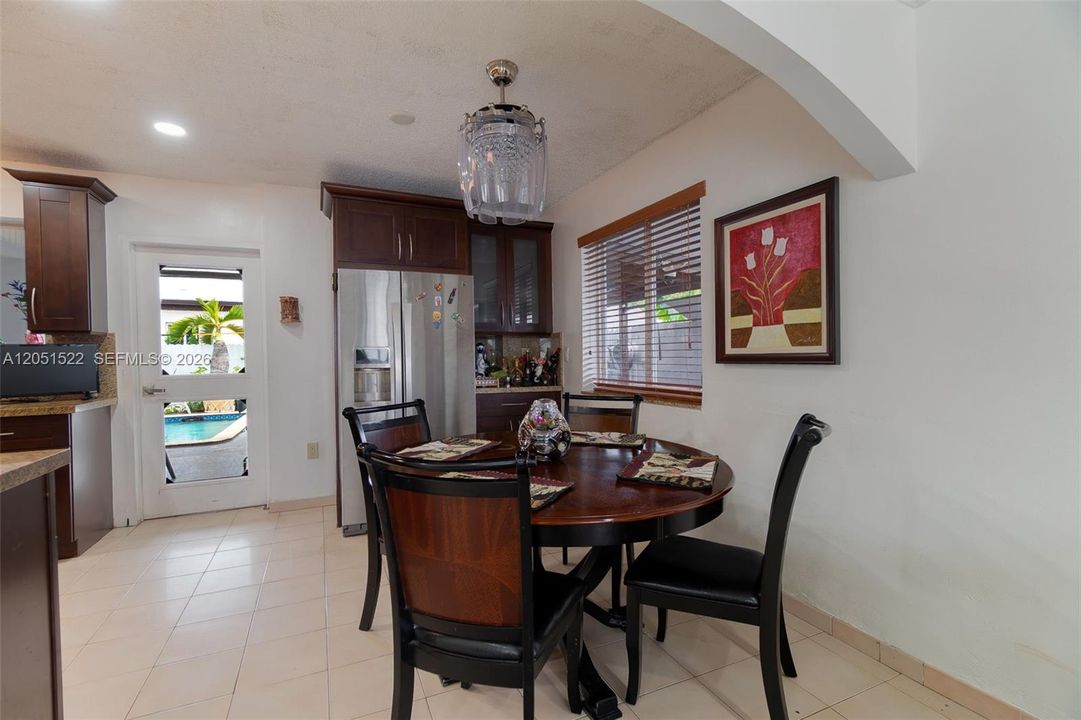 En Venta: $760,000 (4 camas, 2 baños, 1306 Pies cuadrados)