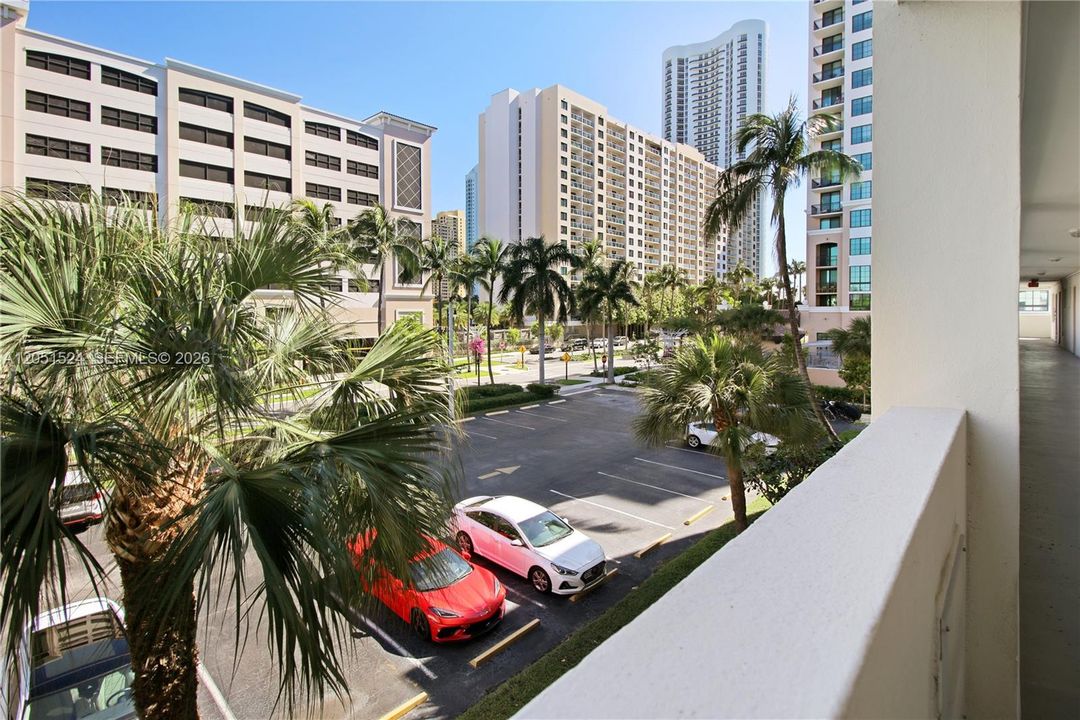For Rent: $2,100 (1 beds, 1 baths, 639 Square Feet)