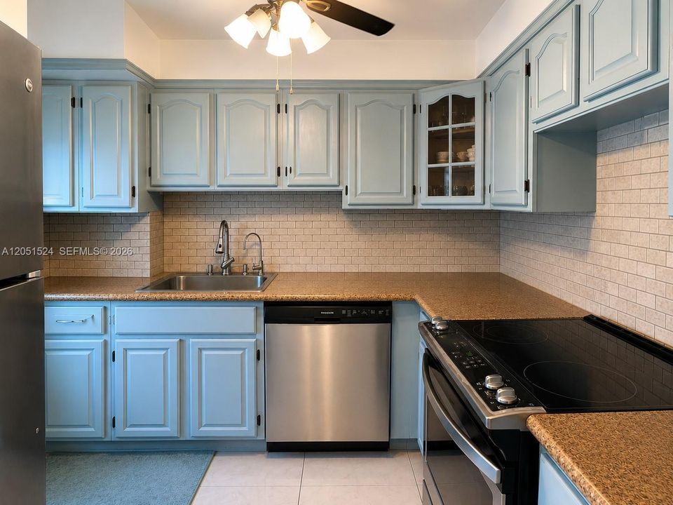 For Rent: $2,100 (1 beds, 1 baths, 639 Square Feet)