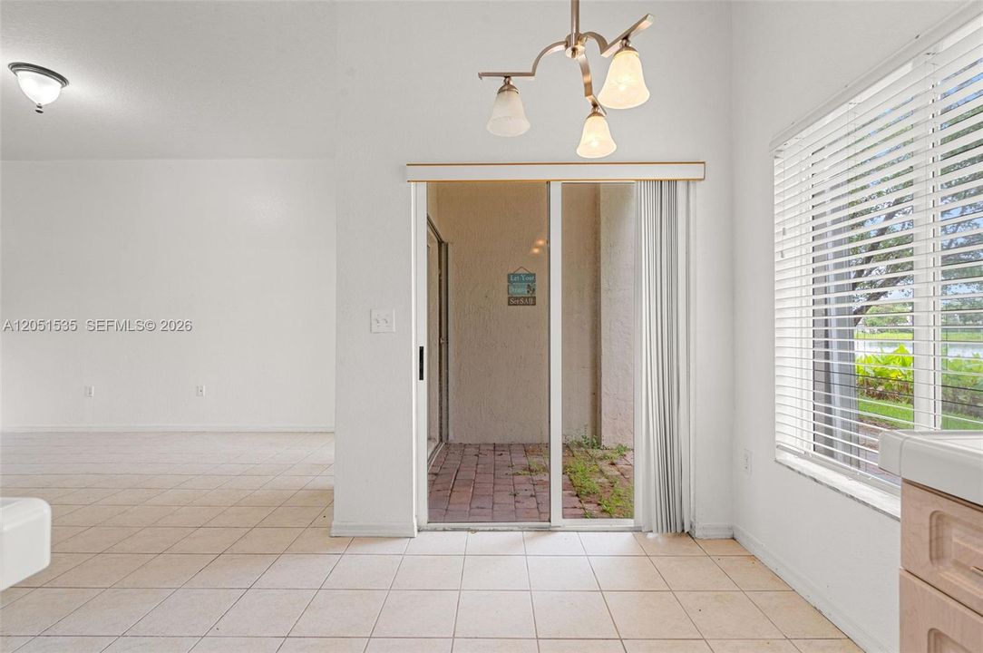 На продажу: $299,999 (3 спален, 2 ванн, 1932 Квадратных фут)