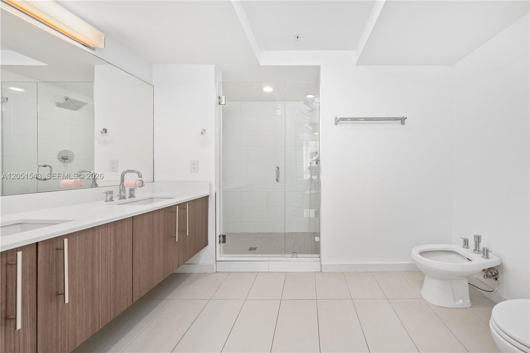 For Sale: $360,000 (1 beds, 2 baths, 989 Square Feet)