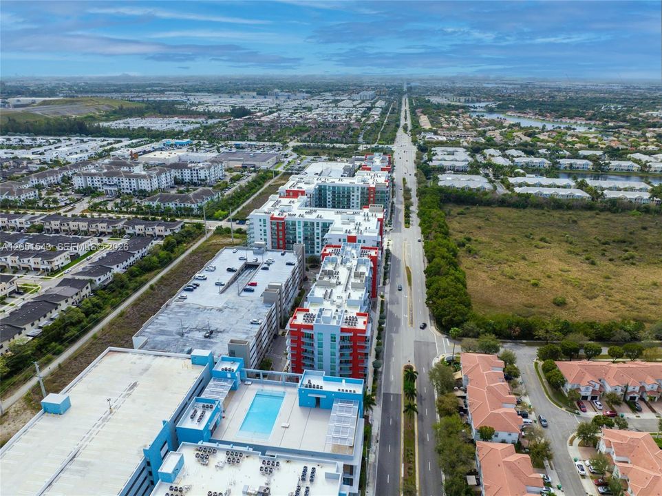 For Sale: $360,000 (1 beds, 2 baths, 989 Square Feet)