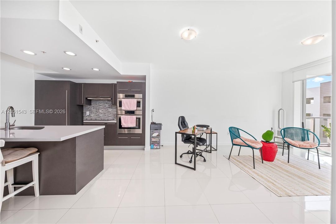 For Sale: $360,000 (1 beds, 2 baths, 989 Square Feet)