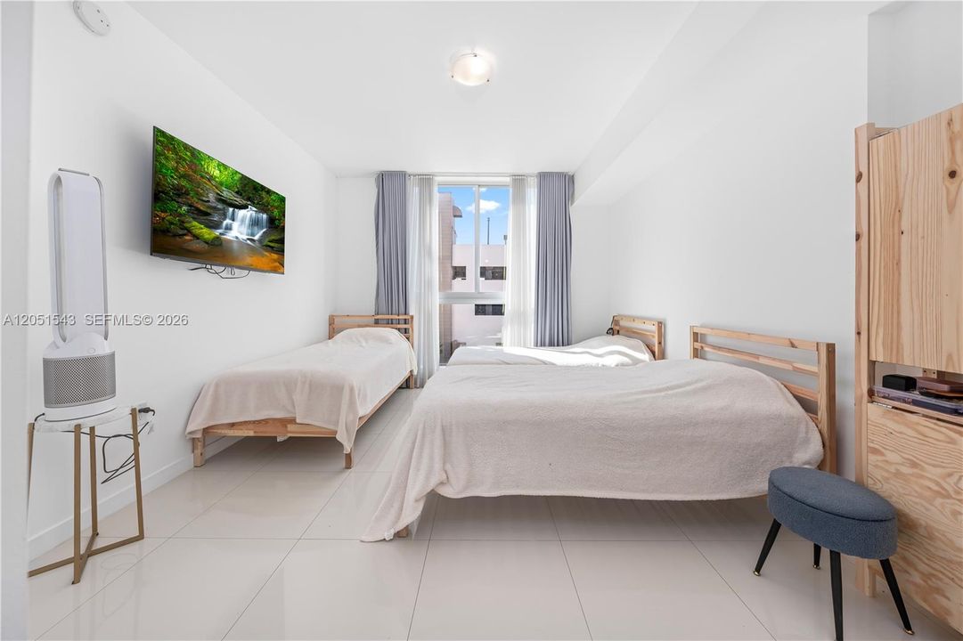 For Sale: $360,000 (1 beds, 2 baths, 989 Square Feet)