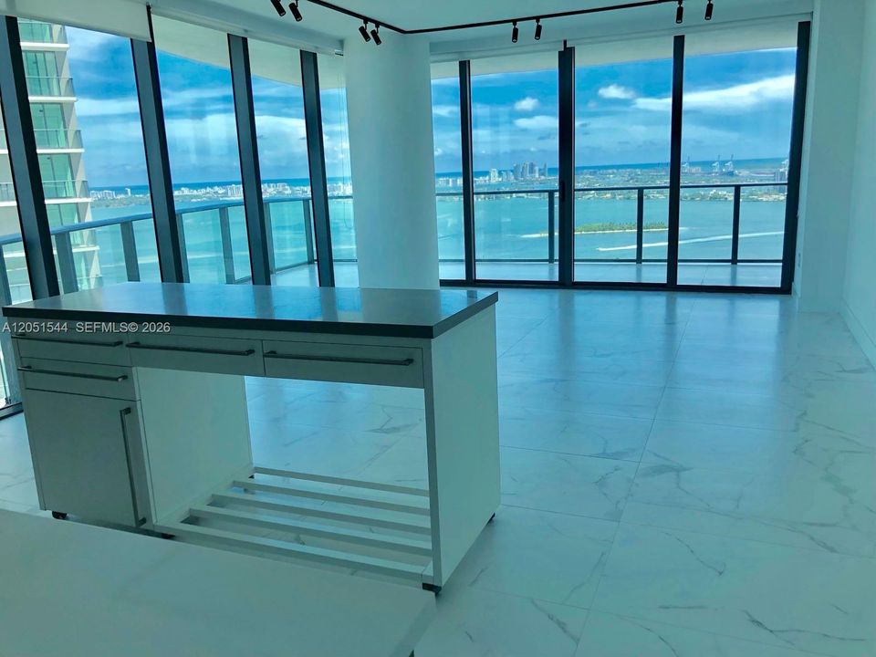 Active With Contract: $5,250 (1 beds, 2 baths, 1014 Square Feet)