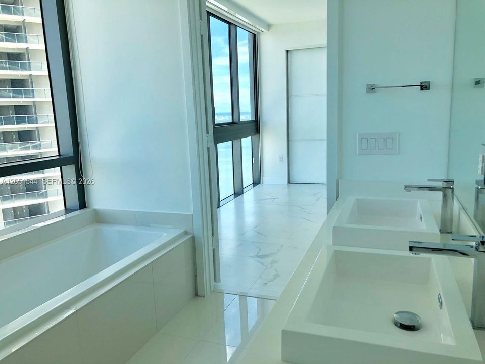 Active With Contract: $5,250 (1 beds, 2 baths, 1014 Square Feet)